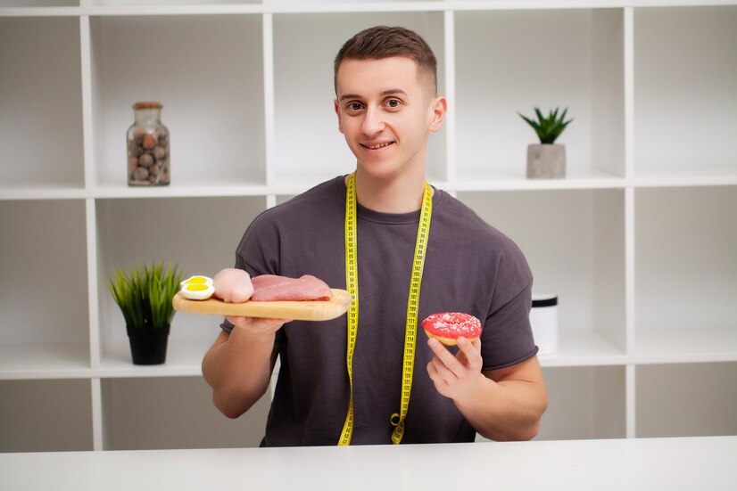 hombre joven muestra comida saludable